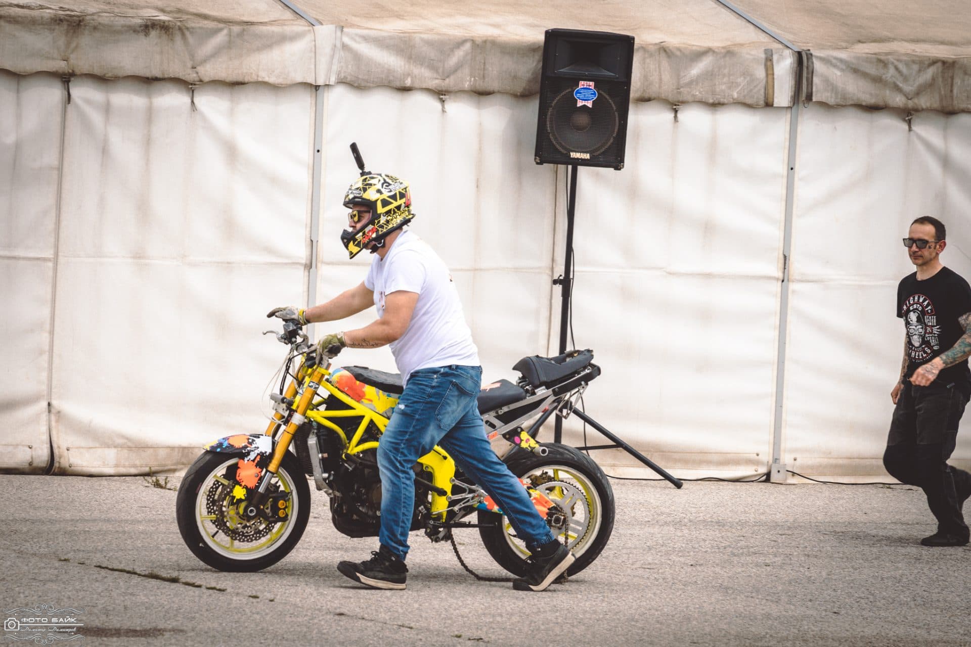 Благотворително стънд шоу 56